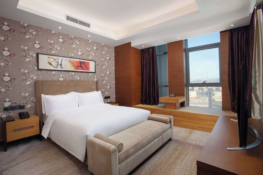 Business Suite, 1 King Bed, Non Smoking photo 1