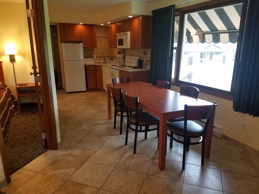 3 Queen Kitchen, includes Seasonal Timbavati Wildlife Park