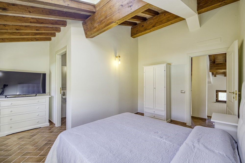 Family Apartment, 2 Bedrooms (Bright Apt With Terrace And Shared) photo 3