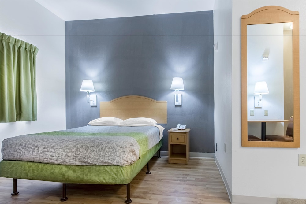 Deluxe Room, 1 Queen Bed, Non Smoking, Kitchenette photo 2