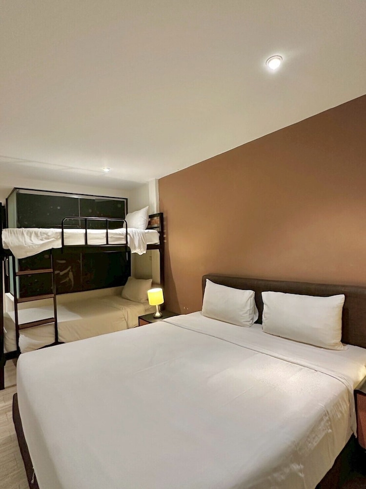 Deluxe Family Suite