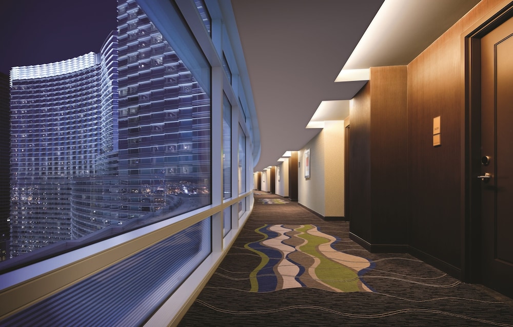Center Tower Suite - Strip View thumbnail 6