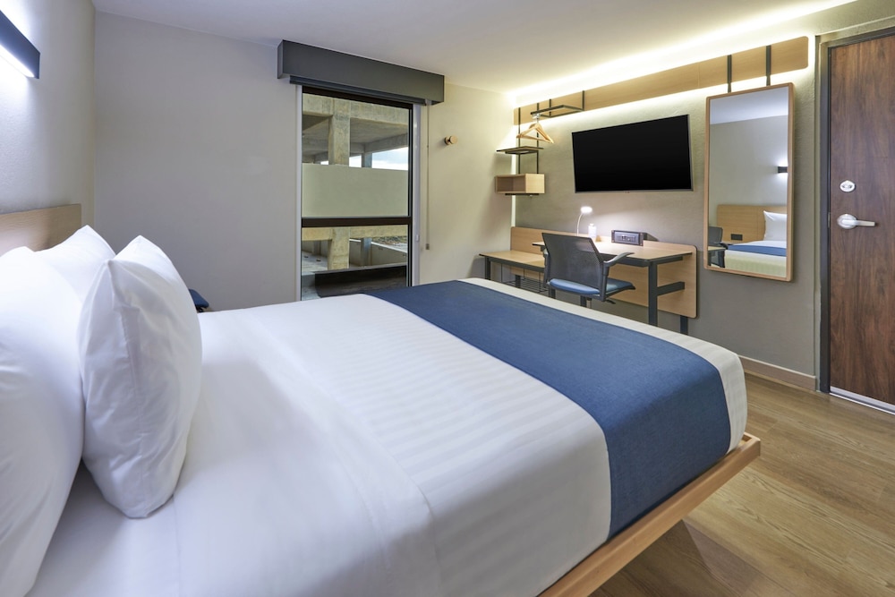 Standard Room, 1 Queen Bed - Photo 4