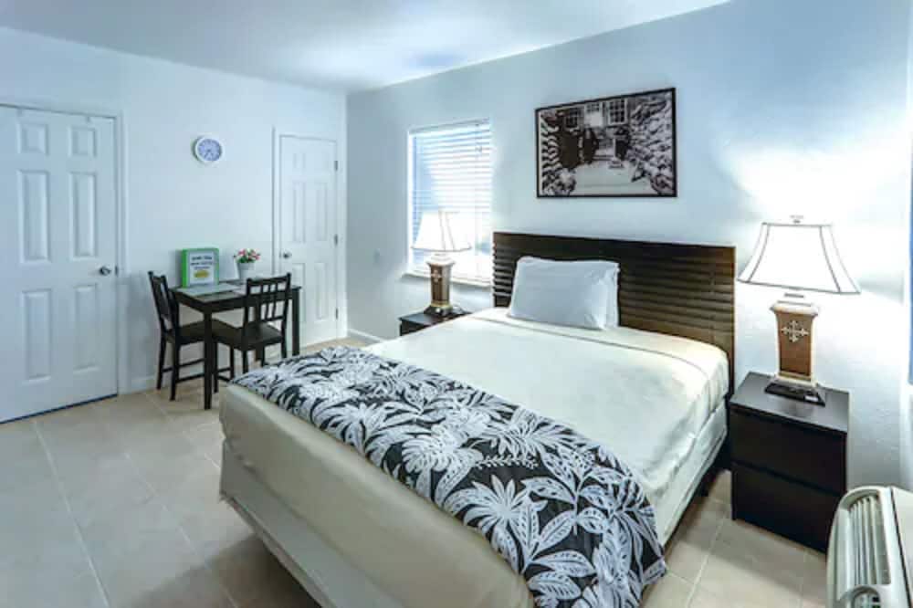 Studio, 1 Queen Bed, Garden View