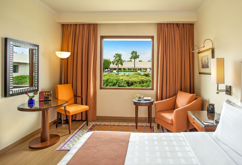 Deluxe Room, Pool View - Photo 4