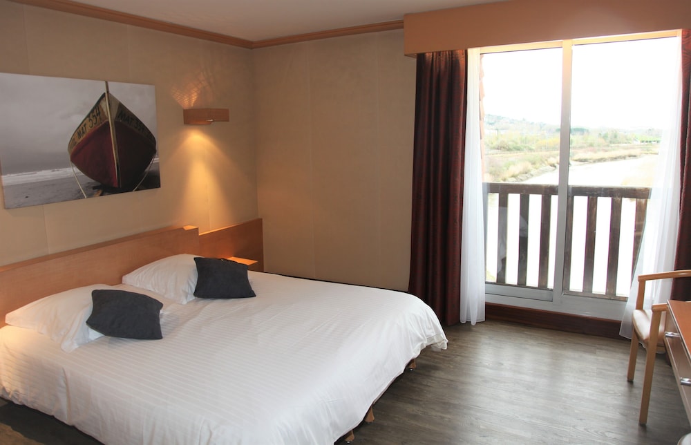Comfort Room (Left Shore Building) - Photo 5