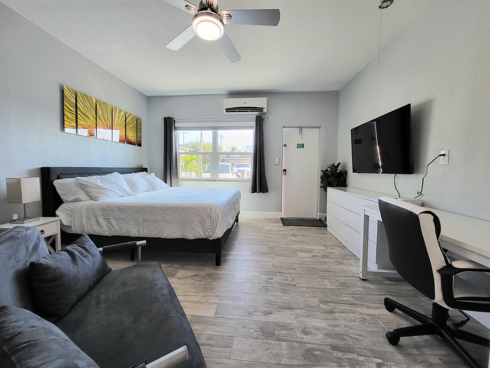 Deluxe Studio Suite, 1 King Bed, Non Smoking, Kitchen photo 3