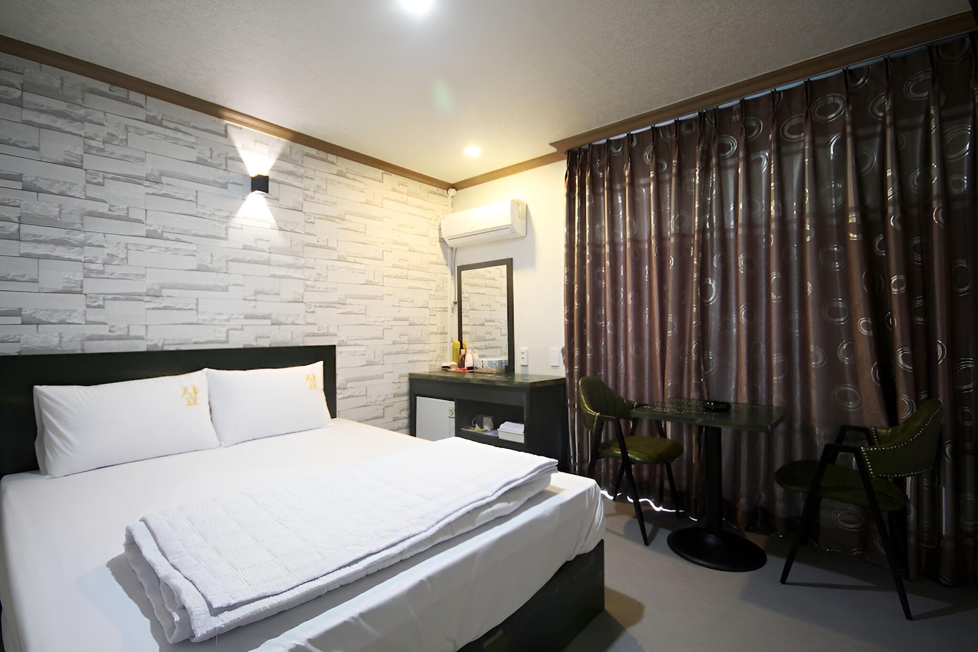 Room (Standard Room) - Photo 12