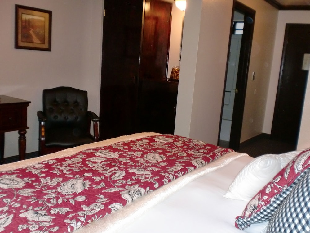 Deluxe Room, 1 King Bed, Non Smoking, Partial Lake View photo 2