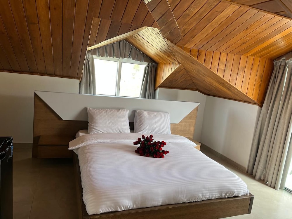 Deluxe Double or Twin Room, Balcony, Pool View photo 2