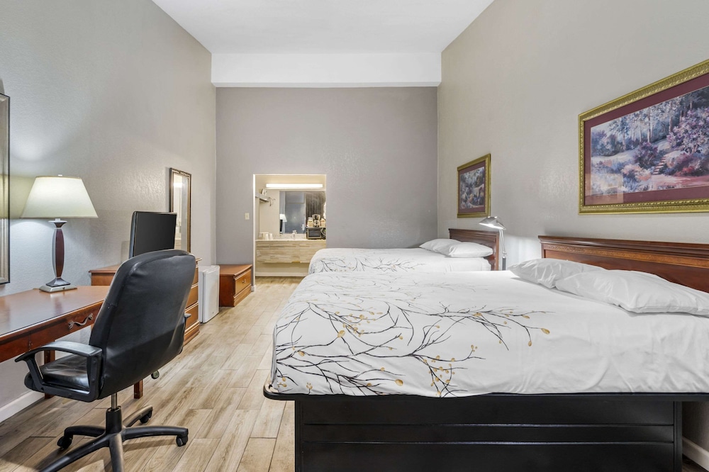 Standard Room, 2 Queen Beds, Non Smoking - Photo 2