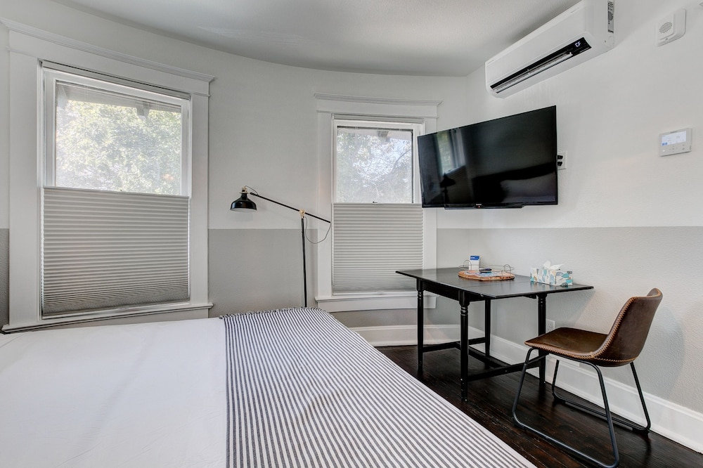 Room, 1 King Bed, Refrigerator, Corner photo 3
