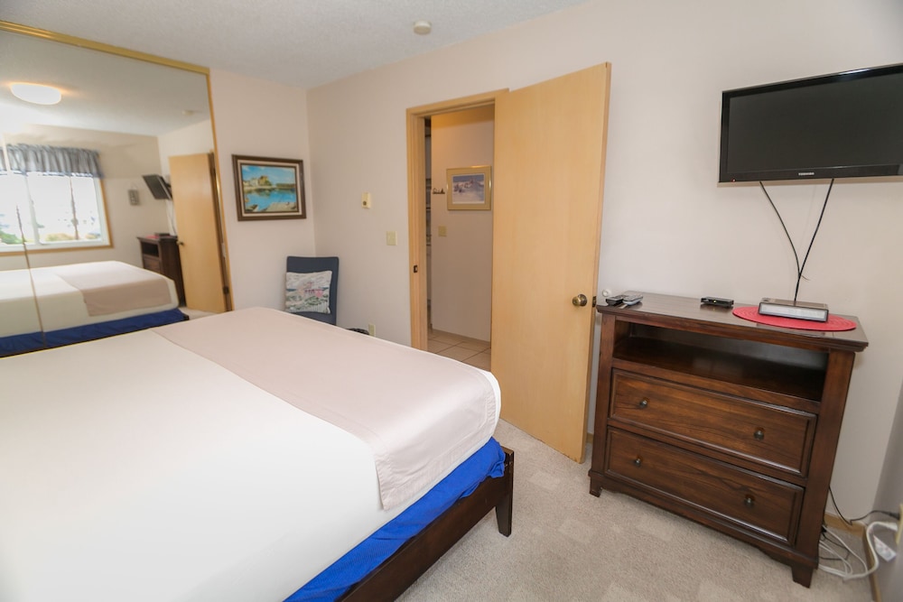 Signature Room, 1 King Bed with Sofa bed, Kitchen, Pool View (1 Bedroom Unit- Room 208-Pet Friendly) - Photo 2