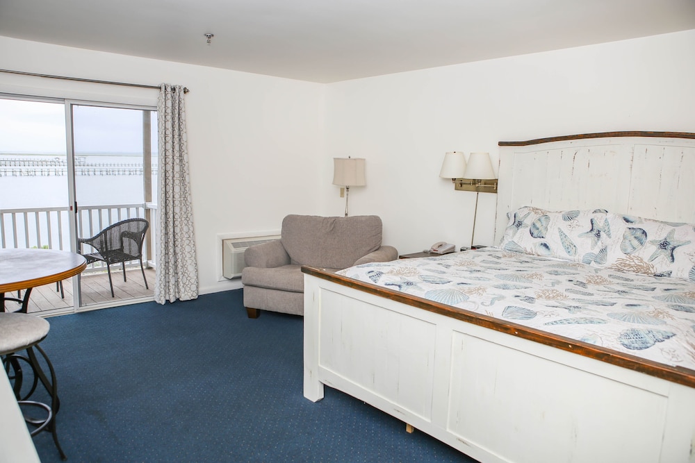 Standard Room, 1 King Bed, Sea View photo 3
