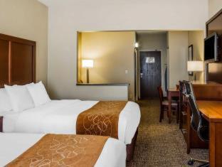 Queen Suite with Two Queen Beds and Sofa Bed photo 3
