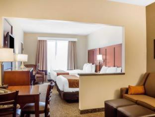 Queen Suite with Two Queen Beds and Sofa Bed photo 2