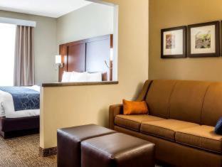 Queen Suite with Sofa Bed - Hearing Accessible photo 3