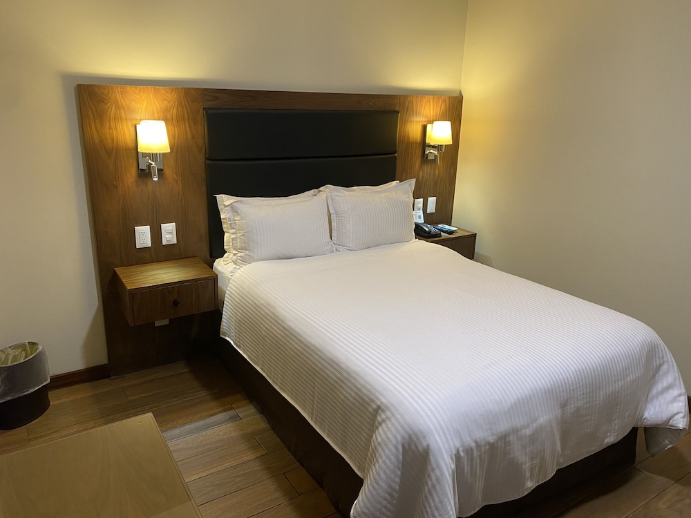 Suite, 1 Queen Bed, Non Smoking photo 2