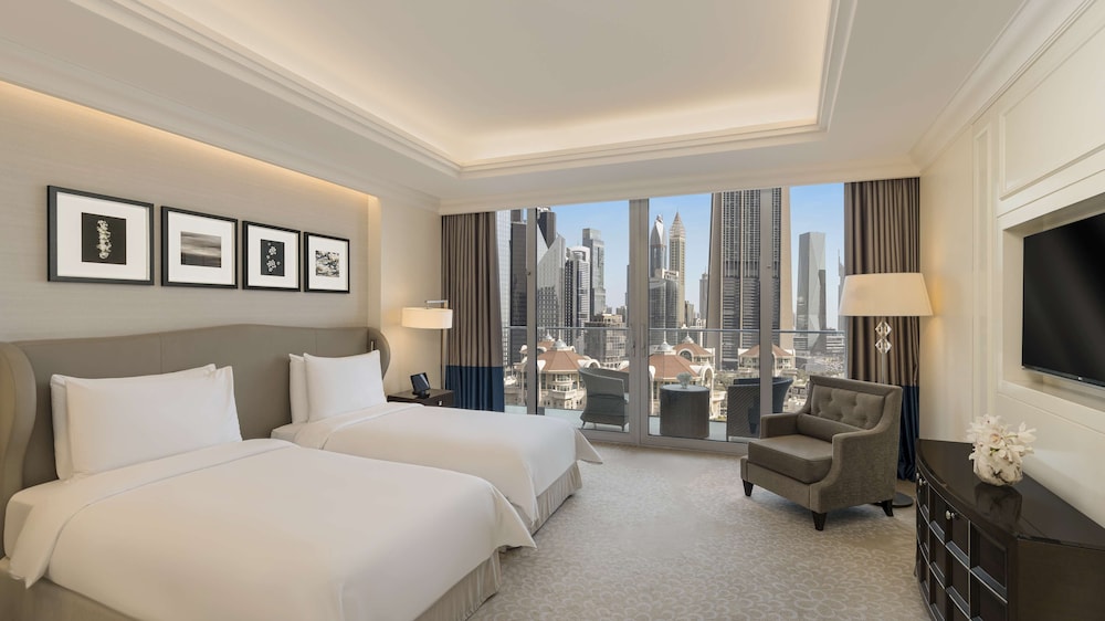 Signature Suite, 1 King Bed, City View (Signature Suite)