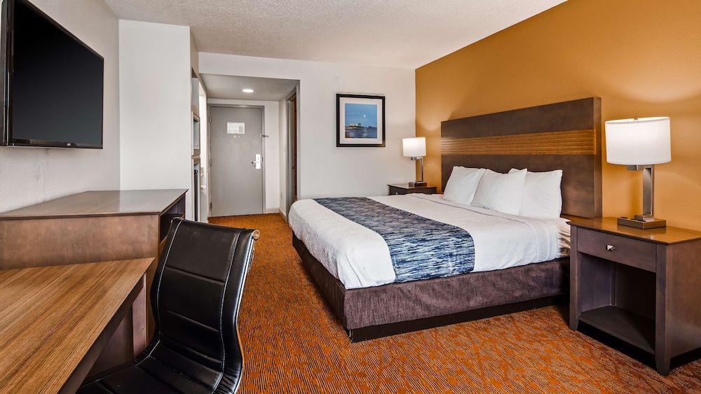 Standard Room, 1 King Bed, Non Smoking, Refrigerator & Microwave - Photo 2