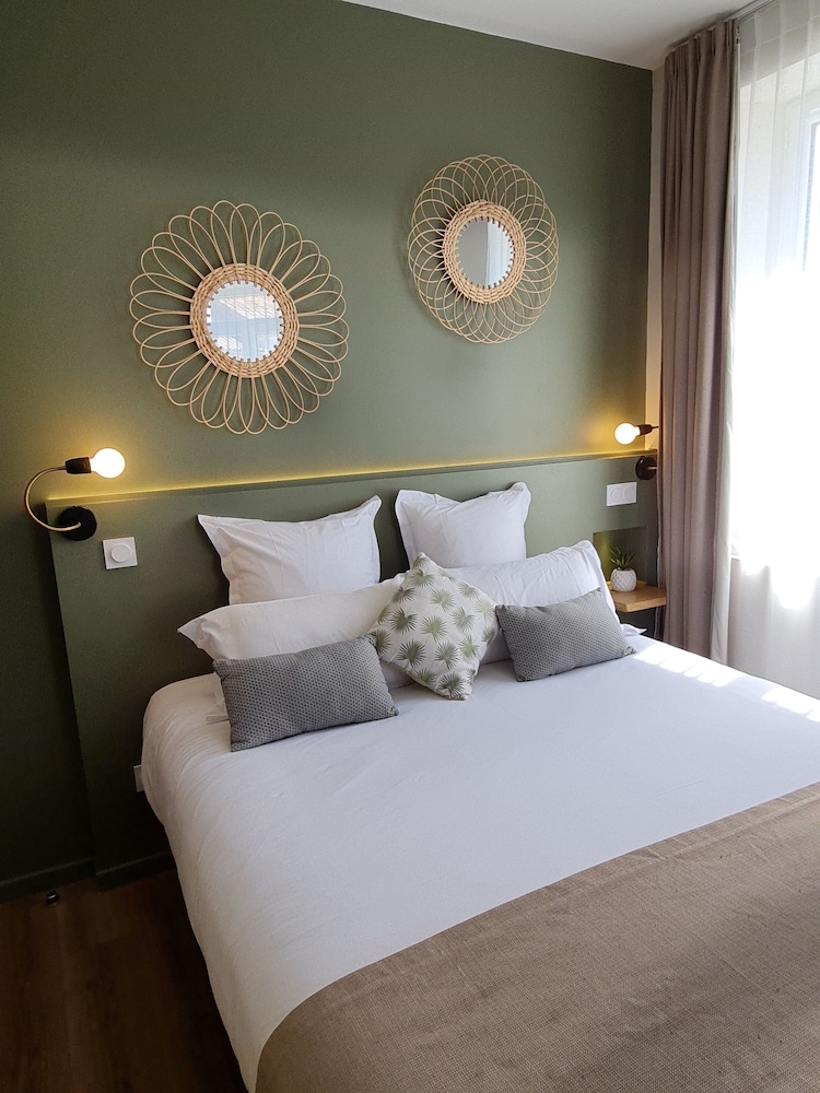 Standard Double Room, City View - Photo 17