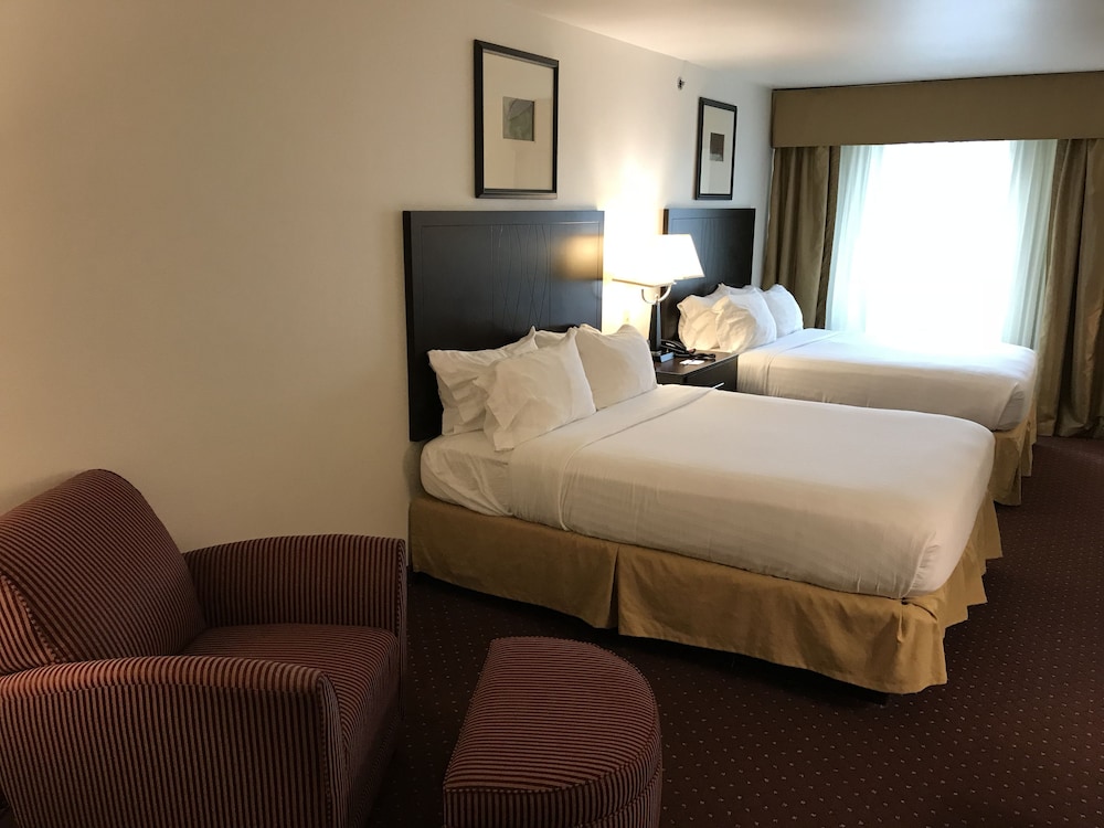 Junior Suite, 2 Queen Beds - Photo 2