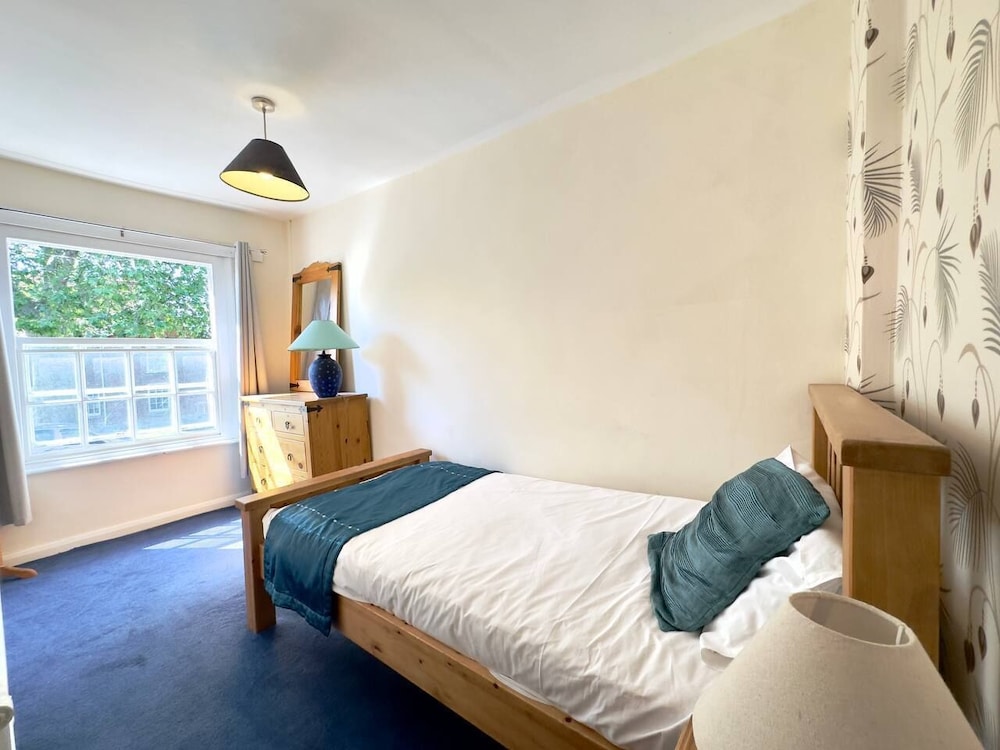 Suite, Ensuite photo 2