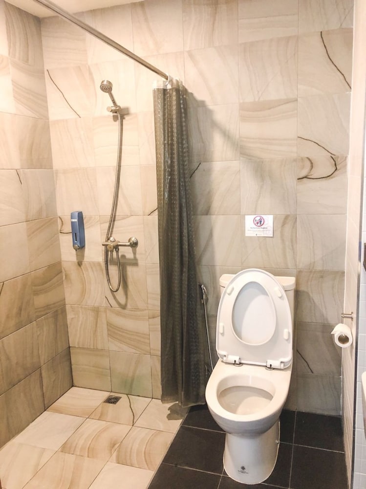 Standard Single Room - Free Airport Shuttle photo 3