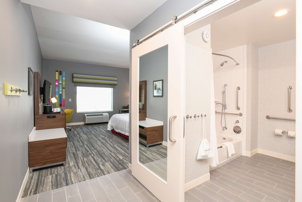 Room, 1 King Bed, Accessible, Bathtub - Photo 1