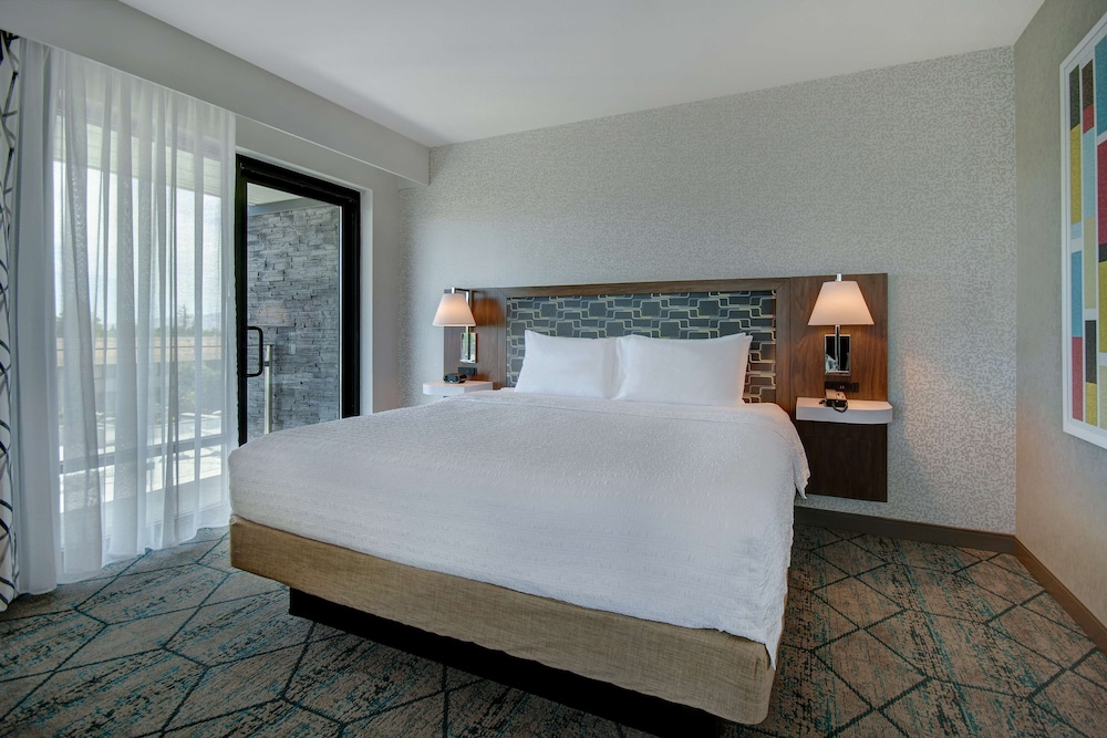 Standard Suite, 1 King Bed, Accessible, Balcony - Photo 3