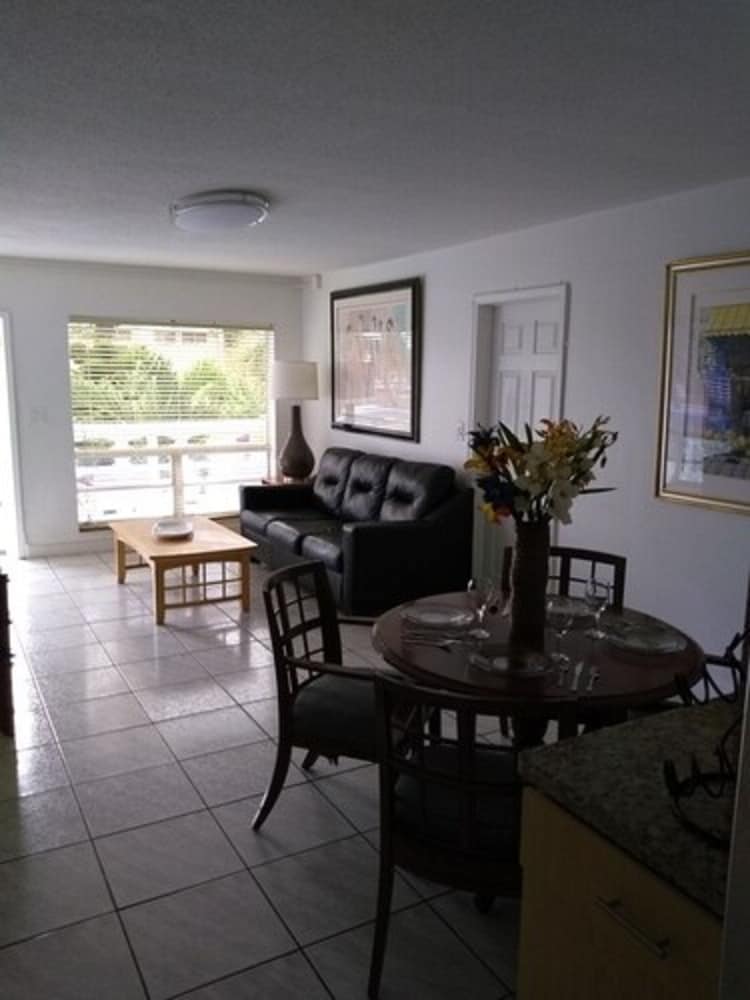 Deluxe Suite, 1 Queen Bed With Sofa Bed photo 3