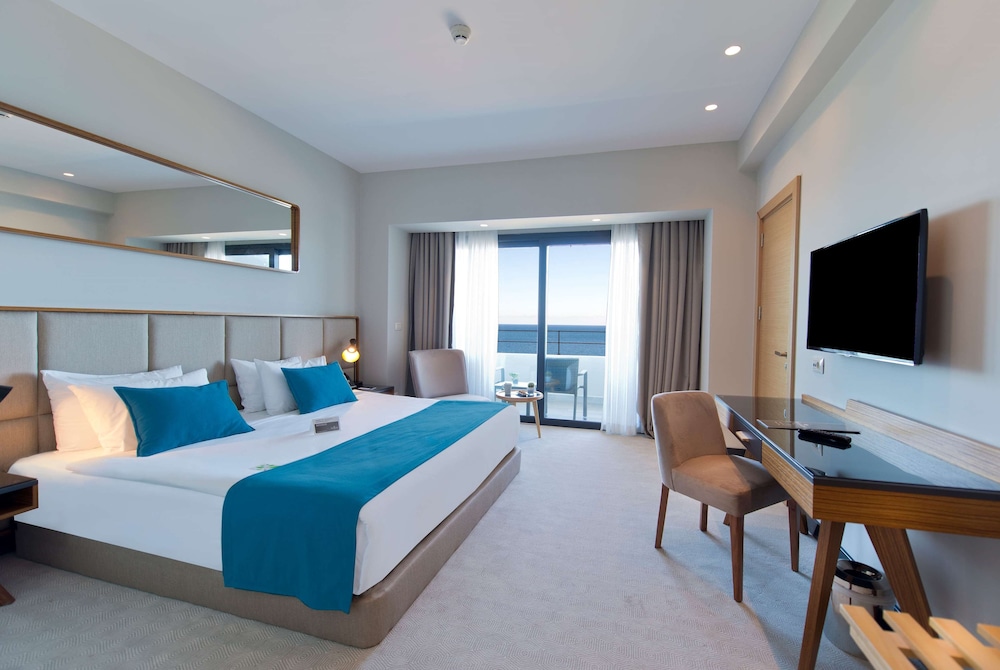 Deluxe Room, 1 King Bed, Non Smoking, Sea View