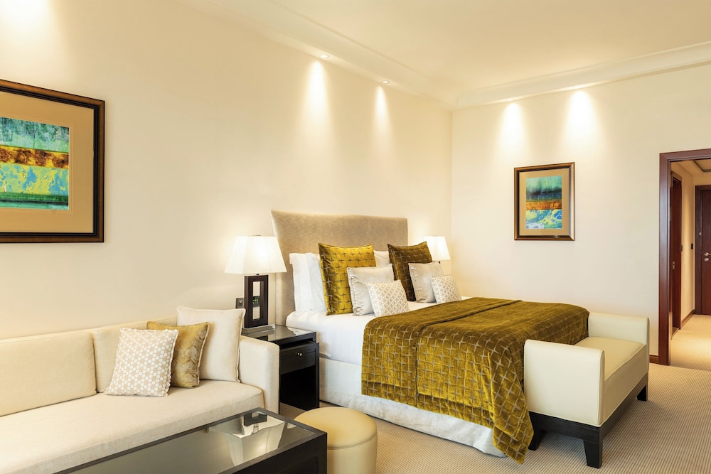 Premier Room, 1 King Bed thumbnail 5