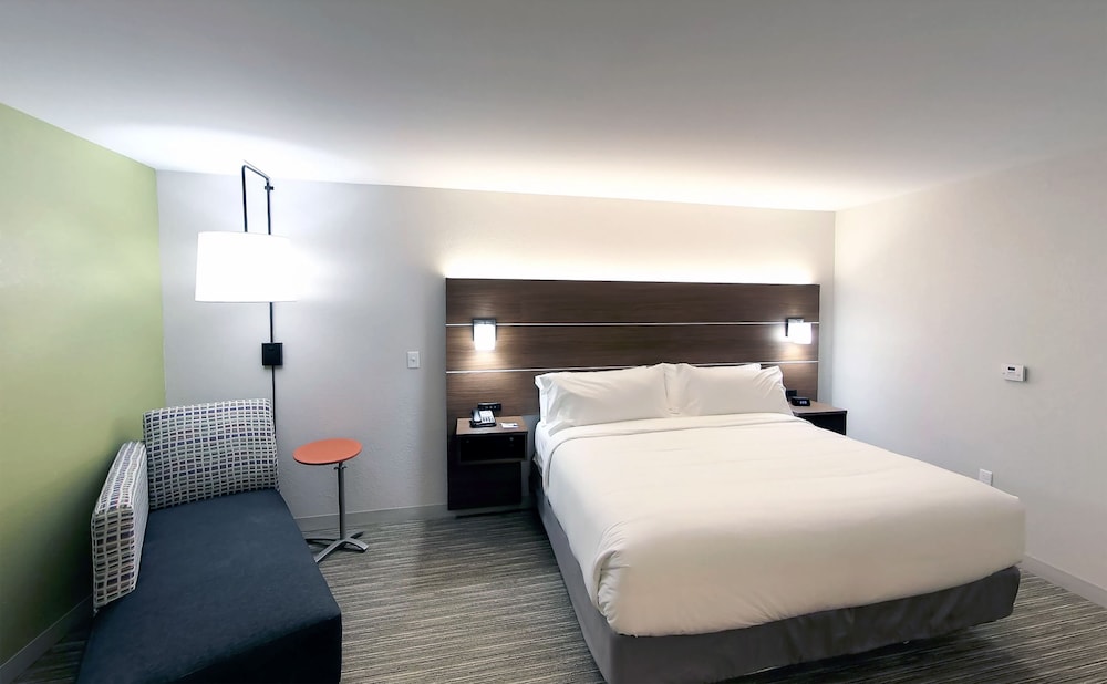 Standard Room, 1 King Bed, Accessible (Transfer Shower) photo 1