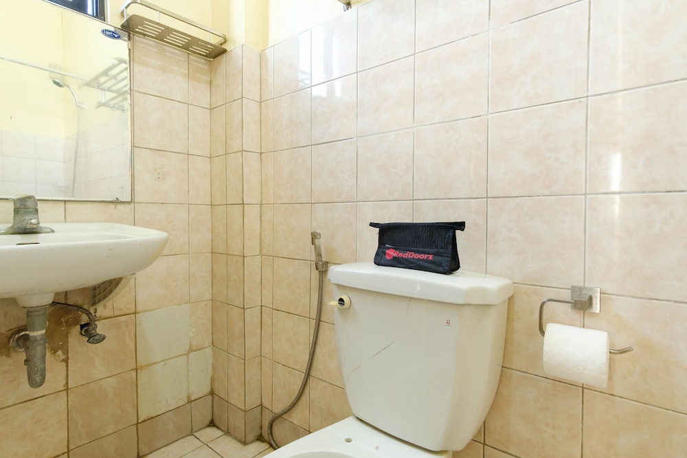 Double Room (Reddoorz) - Photo 7
