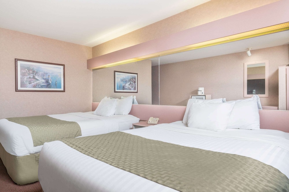 Standard Room, 2 Queen Beds - Photo 7