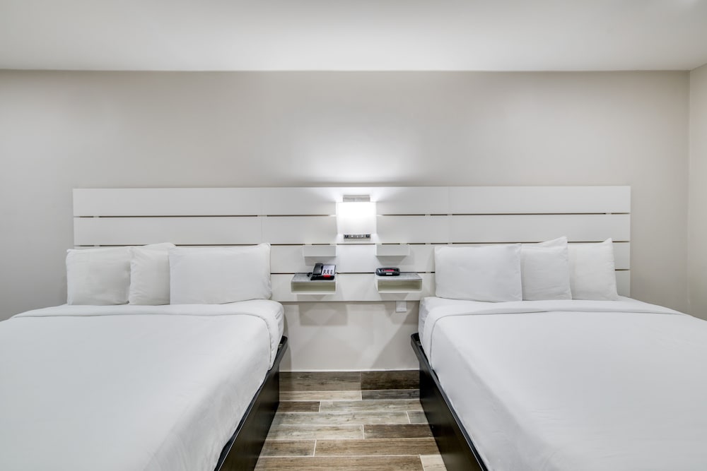 Deluxe Room, 2 Queen Beds - Photo 4