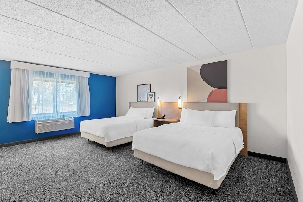 Room, 2 Queen Beds, Accessible (Roll-In Shower) photo 2
