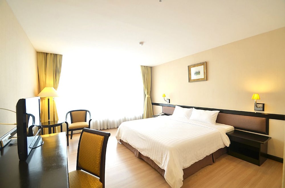 Superior Room, 1 King Bed photo 3