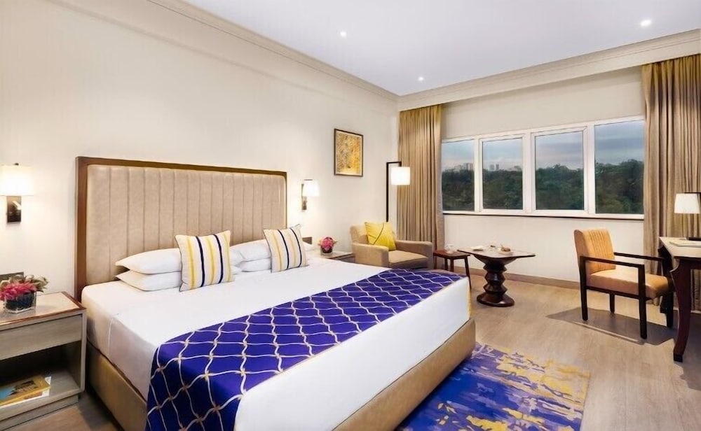 Deluxe Room, City View (With Double Bed) photo 2