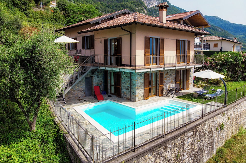 Villa, Lake View