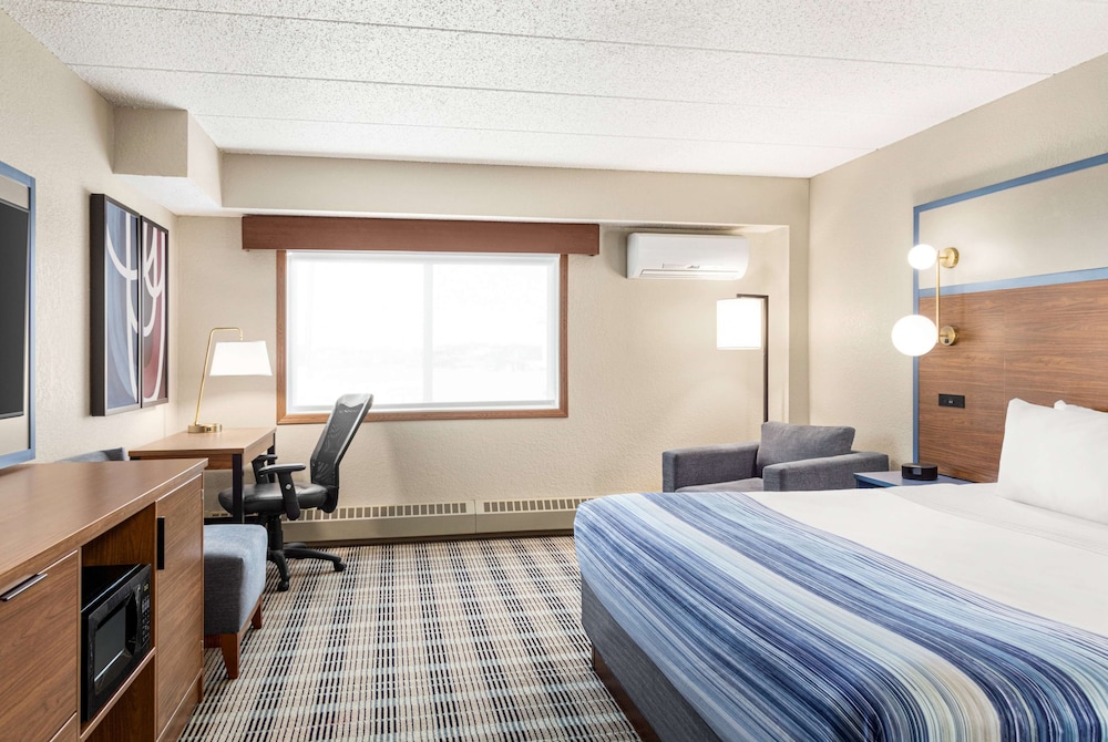Room, 1 King Bed, Non Smoking, Pool View photo 1