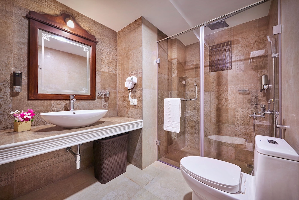 Grand Suite, 1 King Bed, Pool View, Corner photo 2