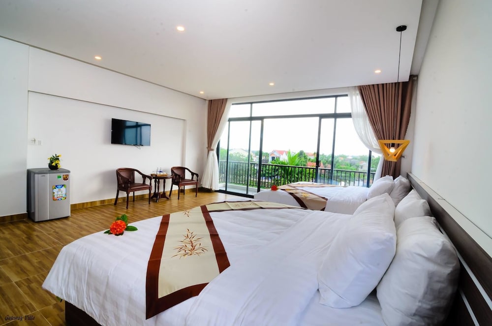 Suite, Balcony, Pool View