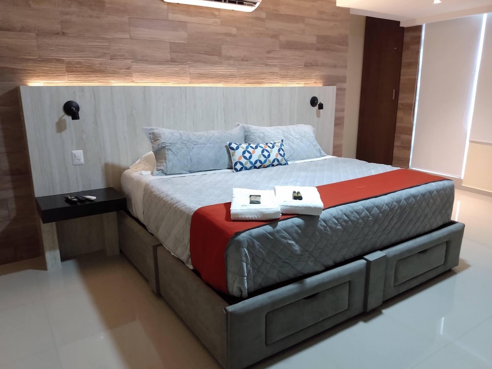 Premium Room, 1 King Bed photo 2