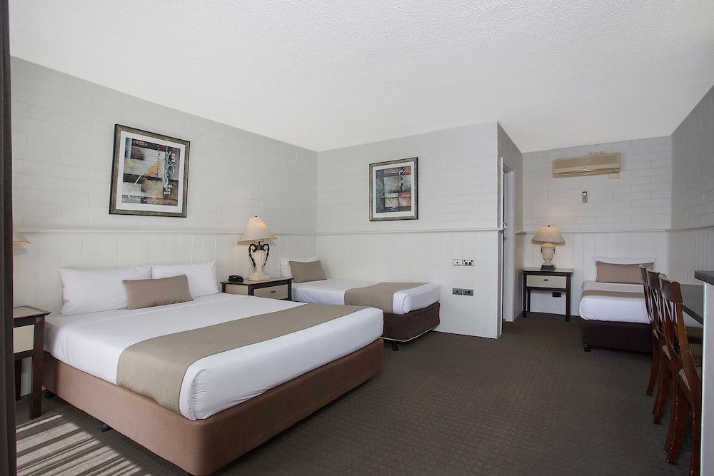 Budget Family Room (1 Queen & 2 Single Beds) - Photo 1