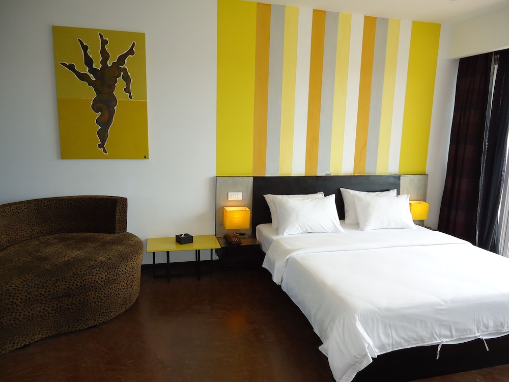 Suite, 1 King Bed (Men Only) photo 3