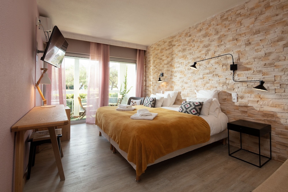Superior Double or Twin Room, Terrace, Garden View photo 2
