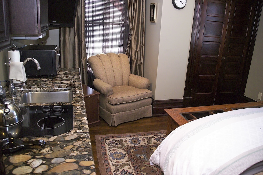Executive Studio Suite, 1 Queen Bed, Kitchenette, Courtyard View photo 3