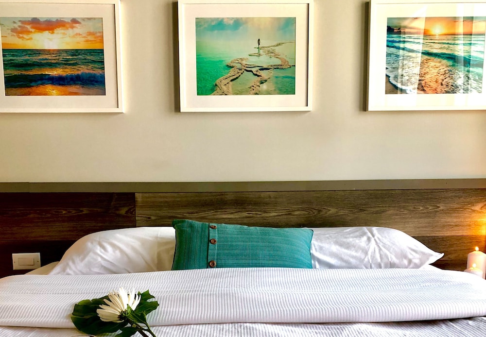 Deluxe Room, 1 Queen Bed, Lake View photo 3